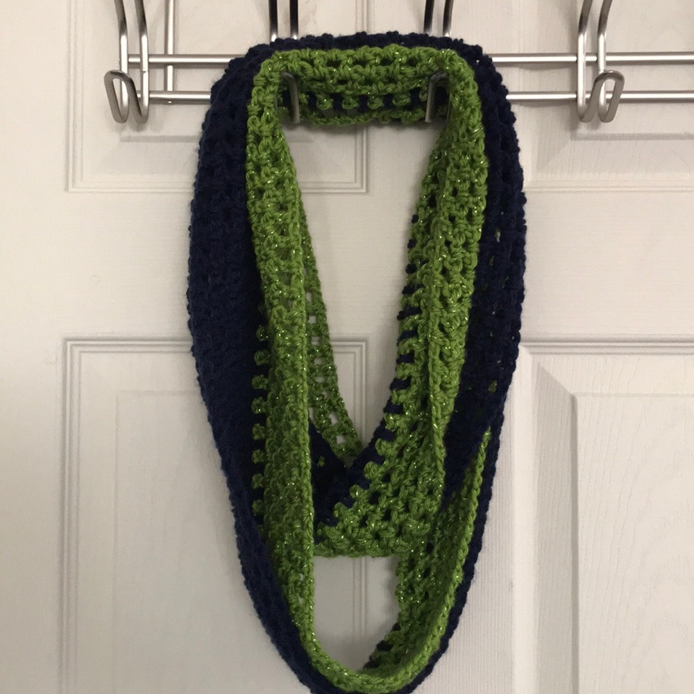Navy/green infinity scarf
Playful. Streetwear. Fairy. Cottage core. Feminine.